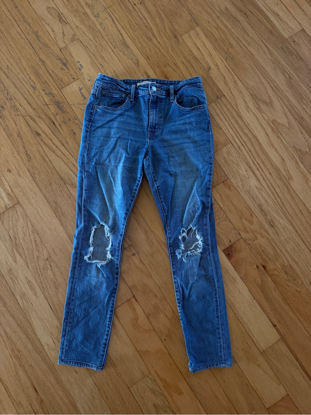 Ripped Levi’s high rise Skinny Jeans for Women